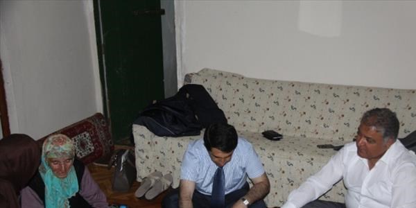 Vali, ilk iftar�n� Fatma Teyze'nin evinde a�t�