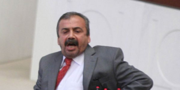 Meclis kürsüsünde sırtını gösterdi/ Video