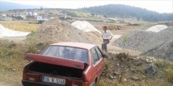 �ald�klar� otomobili yak�t� bitince terk ettiler