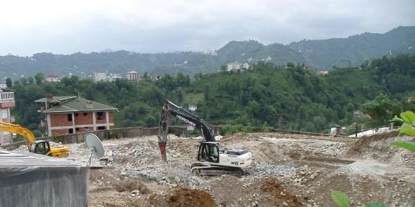 Rize'de 15 yıl önce temeli atılan huzurevi inşaatı ödeneksizlikten yıkıldı