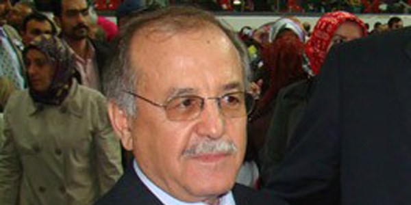 Eski �lahiyat Fak�ltesi dekan� trafik kazas� kurban� oldu