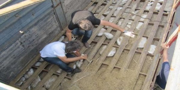 Uyu�turucuyu tezekle saklam��lar