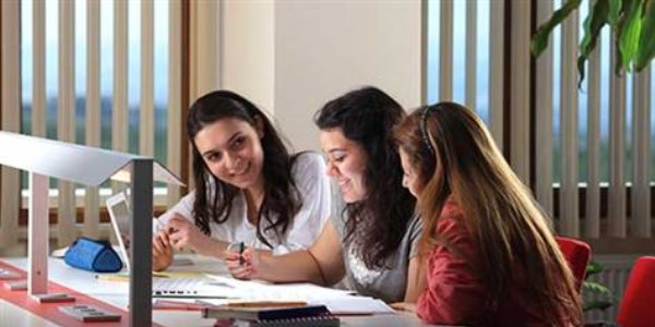 �zel �niversitelerden ��rencilere 4 bin TL burs