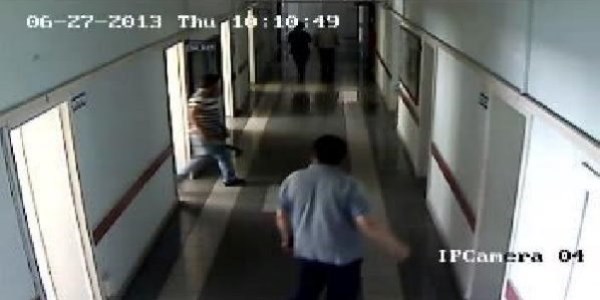 Elinde orakla hastaneyi bastı/ Video