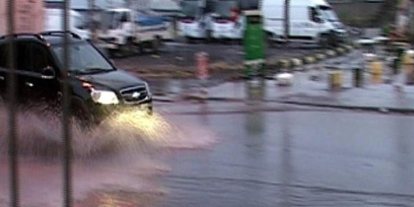 Kars'ta 10 dakika yağan yağmur hayatı felç etti