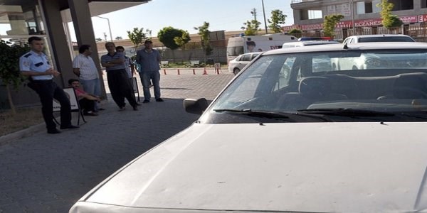 Otomobilde mahsur kalan engelli �ocuk s�caktan �ld�