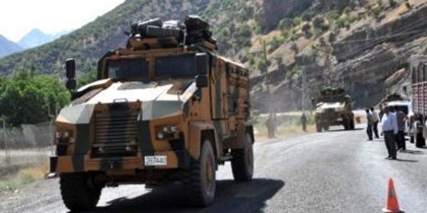 Askeri araca ateş açıldı
