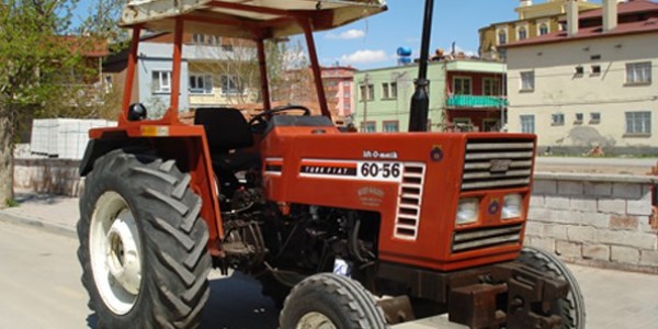 Traktörüyle manevra yaparken kızını ezdi