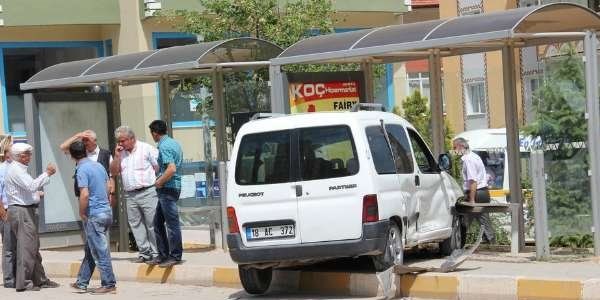 Araç, otobüs durağına daldı