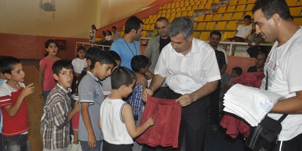 700 öğrenciye spor malzemeleri hediye edildi