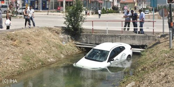 Otomobil su kanalına uçtu