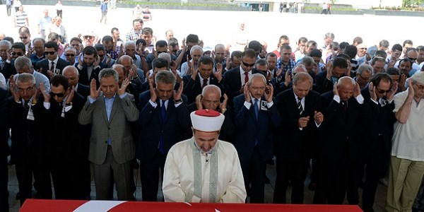 Eski Meclis Başkanı Güven toprağa verildi