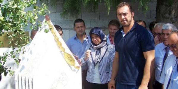 Altın kemeri babasının mezar taşına astı