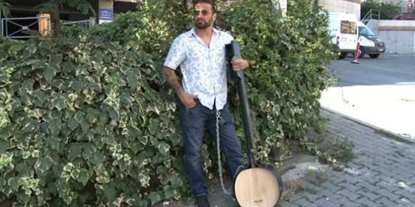 Ünlü şarkıcı kendini zincire vurdu