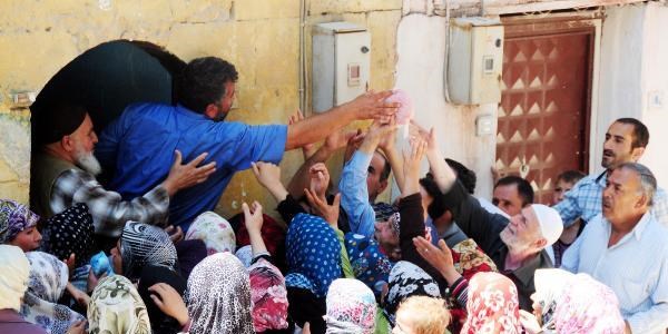 Gaziantep'te 1 kilo et ve bulgur da��t�m�nda izdiham