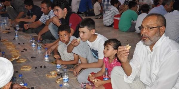 Su, hurma ve simitle iftar yapt�lar