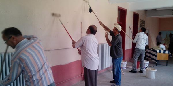 Fedakar ��retmenler okullar�n� boyad�