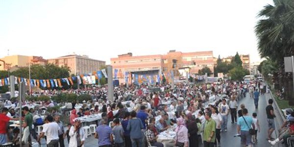 Çanakkale Cumhuriyet Meydanı'nda 5 bin kişilik iftar