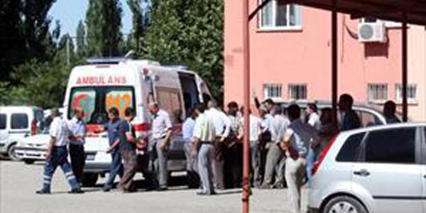 elikhan'da traktr devrildi: 29 yaral