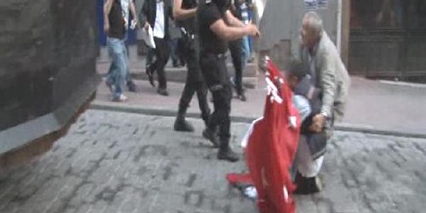 Bayrak satıcısının eşi bombaladı