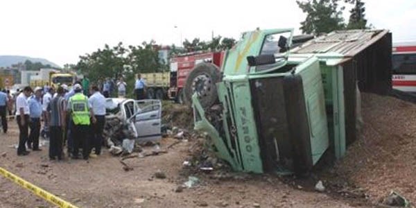 Ünye'de otomobil ile kamyon çarpıştı: 3 ölü, 2 yaralı
