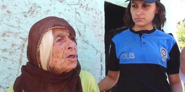 Çöp evde yaşayan 75 yaşındaki kadın evinden çıkarılamadı
