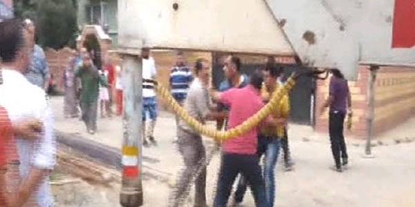 Beton mikseri elektrik hattına zarar verdi mahalleli inşaata yürüdü