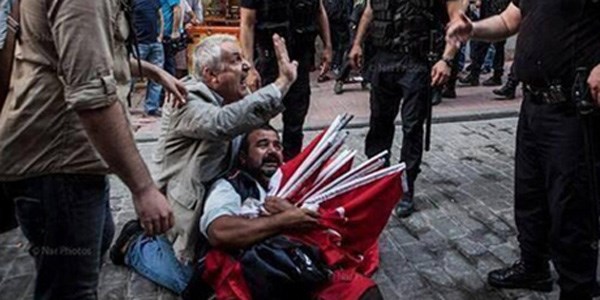 Savcılık: O şahıs bayrak sattığı için yargılanmıyor