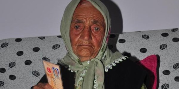103 yaşında nüfus cüzdanı sahibi oldu