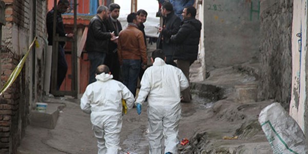 Polise atmaya �al��t��� bomba elinde patlad�: 5 yaral�