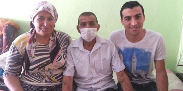 S�keli Ahmet dokuzbu�uk 15 y�l sonra b�bre�e kavu�up hayata d�nd�