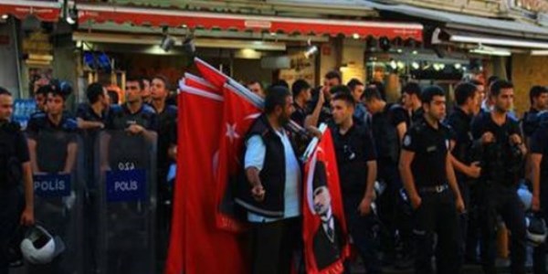 Gezi'deki bayrak sat�c�s� serbest