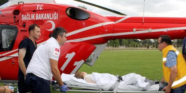 �zerine kaynar su d�k�len Minik Aras'a ambulans helikopterli sevk