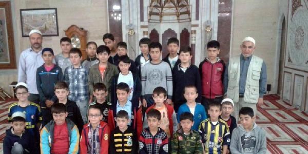 Oruç tutup, namaz kılan çocuklara tablet bilgisayar