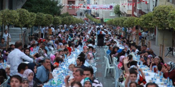 İki ilçe sınırına bir kilometrelik iftar sofrası kuruldu