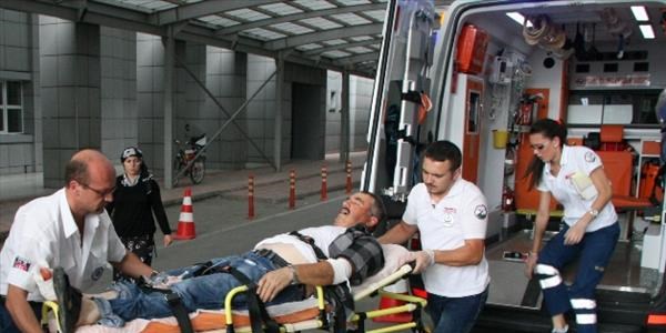 Otomobilini yıkarken maganda kurşununun hedefi oldu