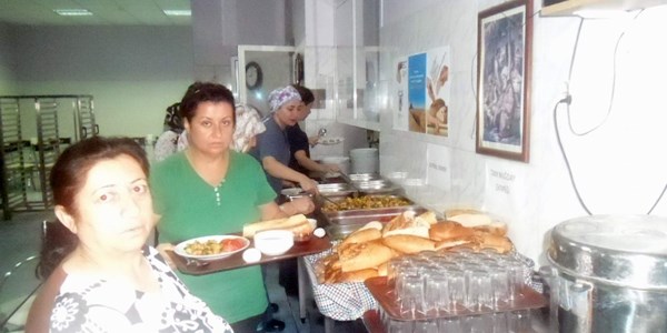 Hasta ve refakatçilerine açık büfe sahur hizmeti
