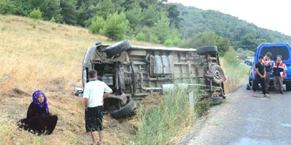 Minibüs takla attı: 3 yaralı