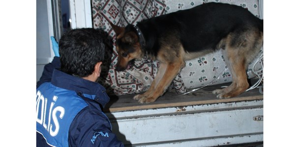 Tayini çıkan memurların eşyaları arasında uyuşturucu sevkiyatı