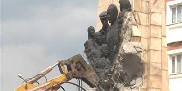 Evren' in heykeli Alaşehir' i ikiye böldü