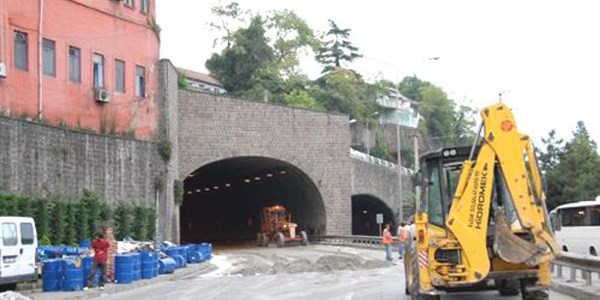 TIR kaza yaptı, sahil yolu 8 saat ulaşıma kapandı