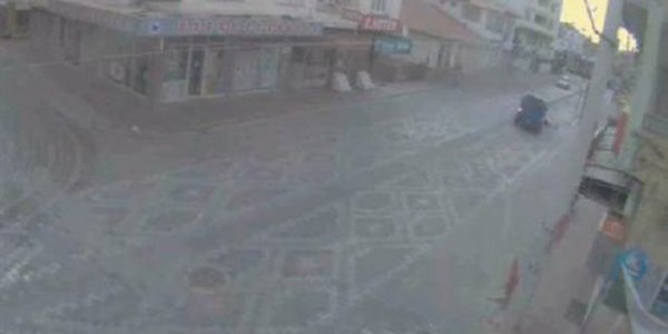 Kendini askeri aracın önüne atan kadın yaralandı