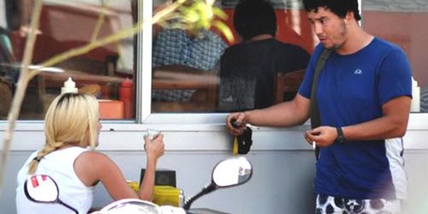 Kız arkadaşını ormanlık alana terketti