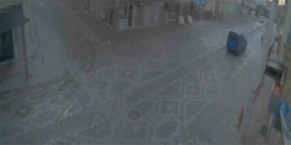Kendini askeri aracın önüne atan kadın yaralandı/ Video
