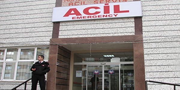 Dilenci, zabıta görevlilerini bıçakla yaraladı