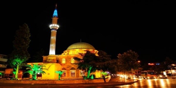 Yeni Camii'nin yenilenen yüzü göz kamaştırıyor