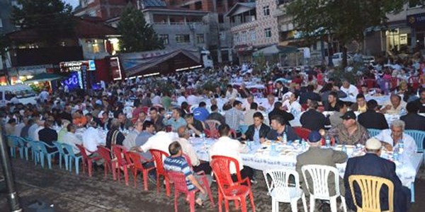 Ak Partililer Sal�pazar�'nda iftarda bulu�tu