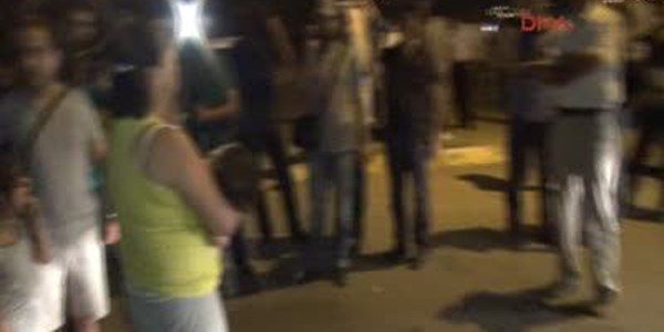 Kucağında çocuğuyla Toma'nın önüne geçti