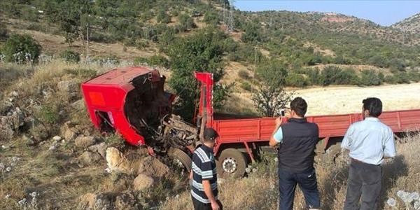 Kamyon şarampole yuvarlandı: 1 yaralı