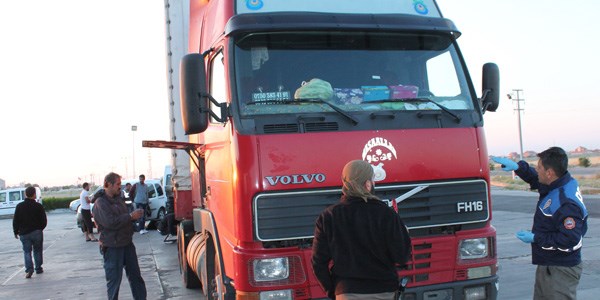 TIR'ın alt kısmında 13 bin paket kaçak sigara bulundu